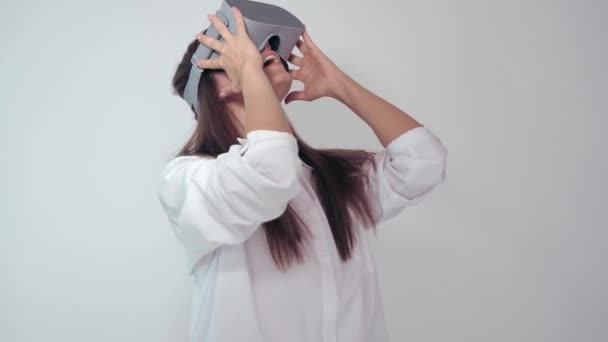 Jovem mulher vestindo óculos vr — Vídeo de Stock