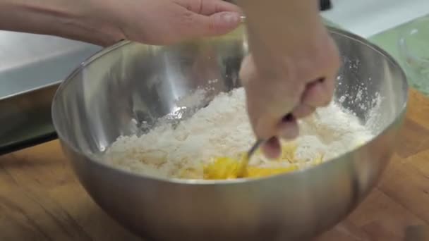 手ベイカーは卵で生地を準備します。 — ストック動画
