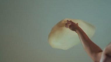 Pizza için kuru sıkı. Şef mutfağa pizza hamuru atıyor.