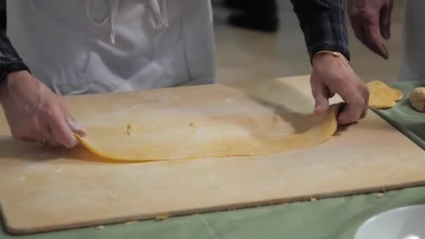 Italian lasagna. Forming the dough for lasagna 50 fps — Stock Video