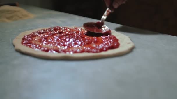 厨师准备披萨。匹萨・玛格丽塔那不勒斯比萨是用木柴烤箱烹调的. — 图库视频影像