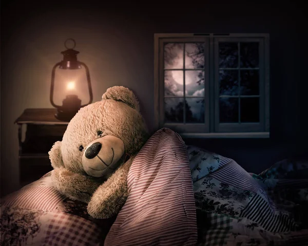 Urso de peluche na cama . — Fotografia de Stock