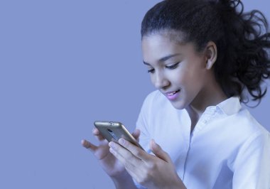 Genç kız telefonda konuşuyor.