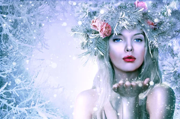 Bella ragazza nell'immagine invernale . — Foto Stock