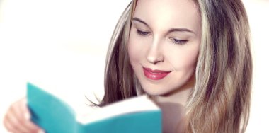 Kız gülümsüyor ve kitap tipler.