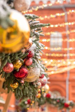 Sokakta yılbaşı süslemeleri. Yeni Yıl