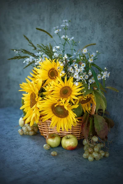 Csendélet virágzó növények vintage stílusban. — Stock Fotó