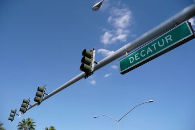 Yol tabelası ve trafik ışıkları - Las Vegas, Nevada, ABD