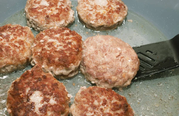 Schnitzel in der Pfanne kochen — Stockfoto