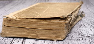 closedold kitap ahşap arka plan üzerinde