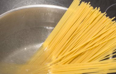 çelik bir tavada makarna