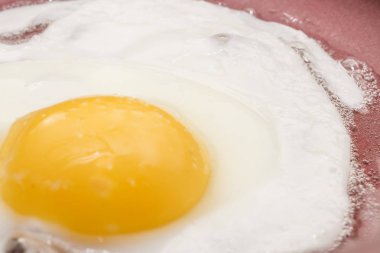 Kahvaltıda yumurta pişiriyorum.