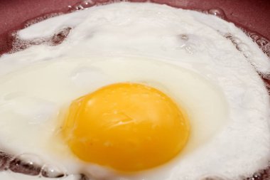 Kahvaltıda yumurta pişiriyorum.