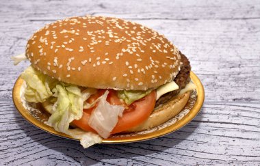 güzel bir tabak salata ile Burger 