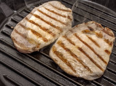 akşam yemeği için pişmiş ızgara et