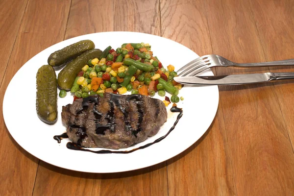 Carne grelhada apetitosa com legumes grelhados — Fotografia de Stock