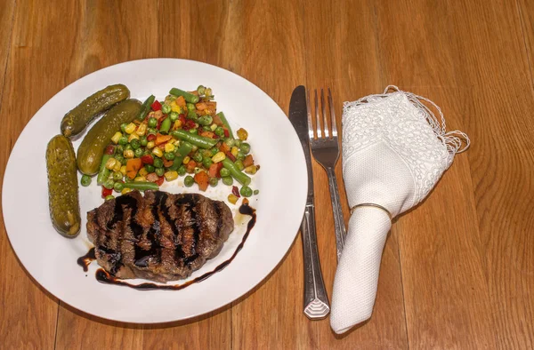 Carne grelhada apetitosa com legumes grelhados — Fotografia de Stock