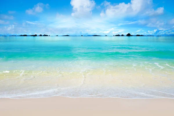 Praia de areia branca na ilha tropical — Fotografia de Stock