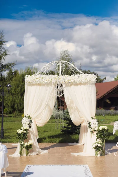 結婚式の白い色でクラシックな装飾 ロイヤリティフリーのストック写真