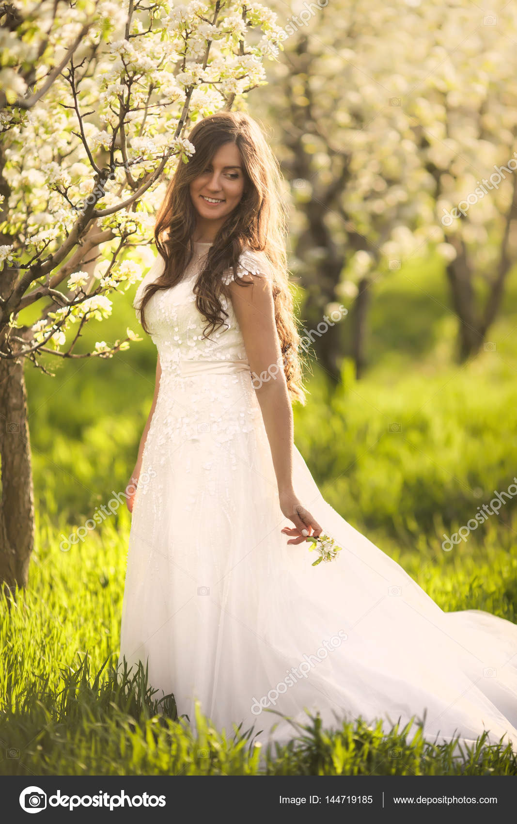 Porträt einer schönen Frau in Blumen. die Braut im ...