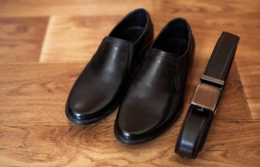 Siyah deri ayakkabı ve kemer Mens kümesi