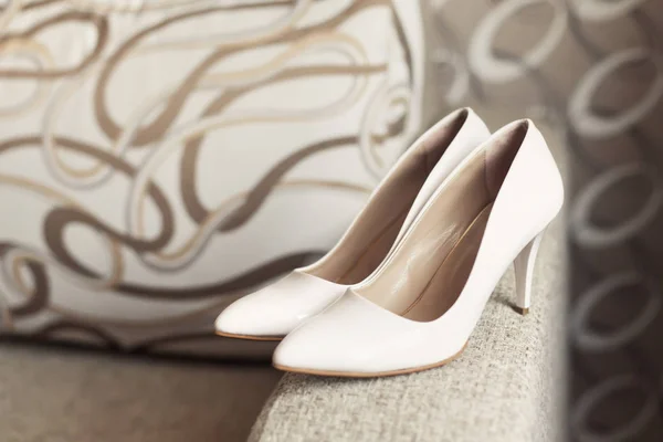 Femmes blanc mariage chaussures en cuir — Photo