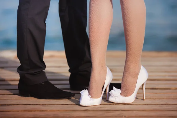 Noiva e noivo sapatos de casamento — Fotografia de Stock