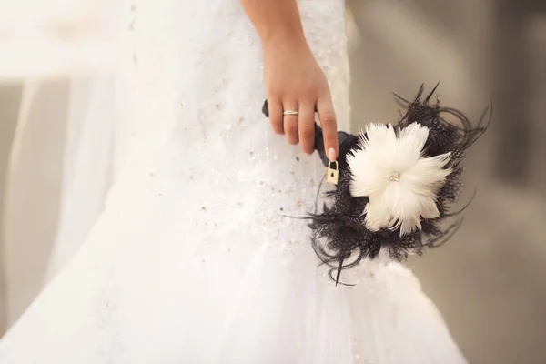 Bouquet da sposa di design da piume nei colori bianco e nero — Foto Stock