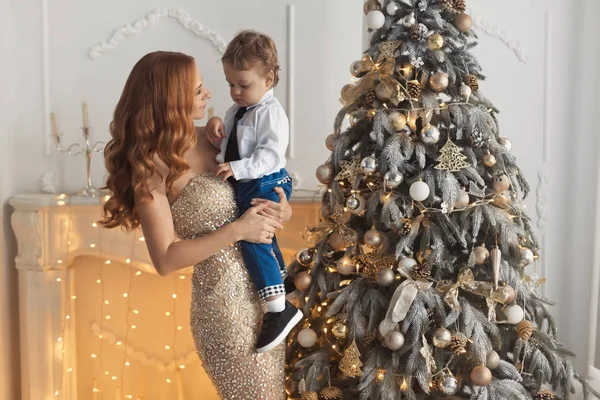 Šťastný Matka Dítě Blízkosti Krbu Luxusní Zdobené Vánoční Stromeček Bílé — Stock fotografie