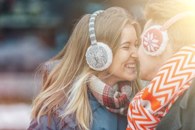 seven genç çift zaman birlikte mutlu bir şekilde harcıyor