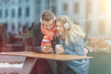 seven genç çift zaman birlikte mutlu bir şekilde harcıyor