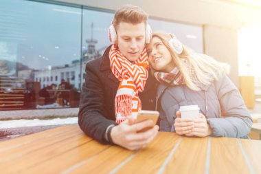 seven genç çift zaman birlikte mutlu bir şekilde harcıyor