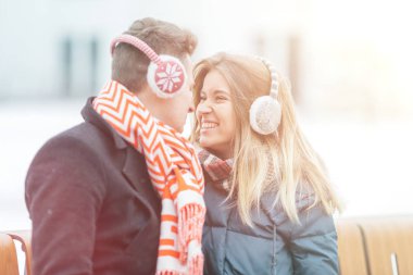 seven genç çift zaman birlikte mutlu bir şekilde harcıyor