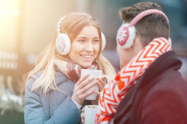 seven genç çift zaman birlikte mutlu bir şekilde harcıyor