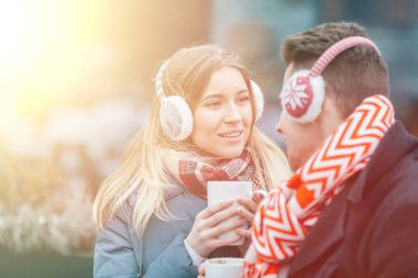 seven genç çift zaman birlikte mutlu bir şekilde harcıyor