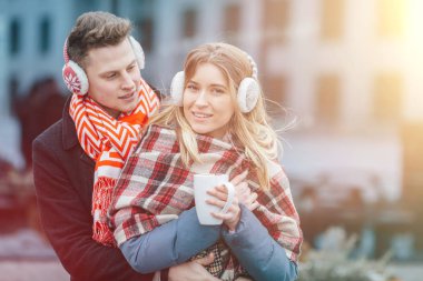 seven genç çift zaman birlikte mutlu bir şekilde harcıyor