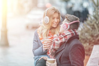 seven genç çift zaman birlikte mutlu bir şekilde harcıyor