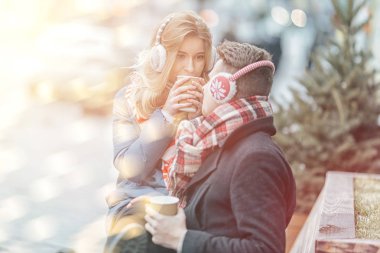 seven genç çift zaman birlikte mutlu bir şekilde harcıyor