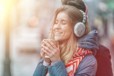 seven genç çift zaman birlikte mutlu bir şekilde harcıyor