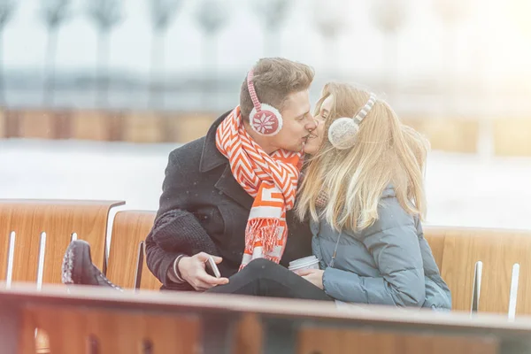 Jong koppel liefdevolle besteedt tijd samen gelukkig — Stockfoto