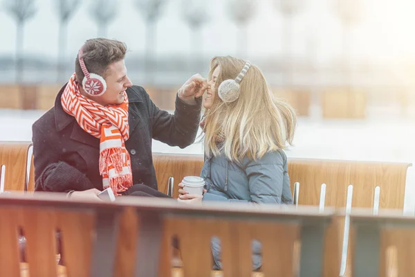 Jong koppel liefdevolle besteedt tijd samen gelukkig — Stockfoto