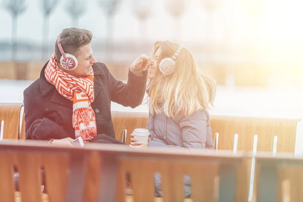 Jong koppel liefdevolle besteedt tijd samen gelukkig — Stockfoto