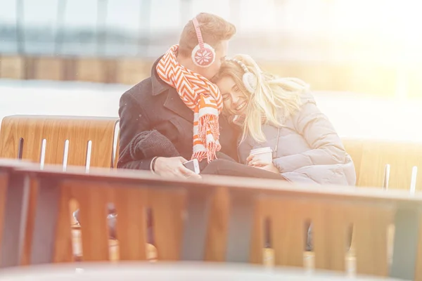 Jong koppel liefdevolle besteedt tijd samen gelukkig — Stockfoto