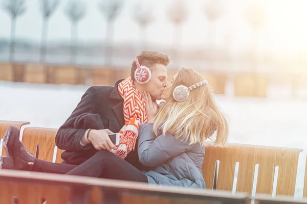 Jong koppel liefdevolle besteedt tijd samen gelukkig — Stockfoto