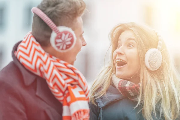 Liebendes junges Paar verbringt Zeit glücklich miteinander — Stockfoto