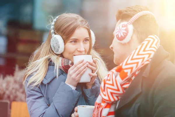 seven genç çift zaman birlikte mutlu bir şekilde harcıyor