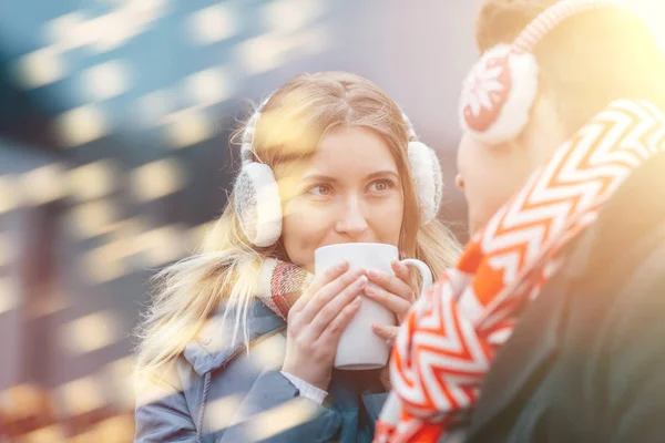 Liebendes junges Paar verbringt Zeit glücklich miteinander — Stockfoto