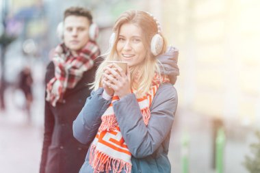 Genç güzel çift sokakta kışın eğleniyor. Sevgililer Günü'aşık Çift