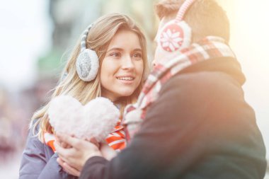 Genç güzel çift sokakta kışın eğleniyor. Sevgililer Günü'aşık Çift