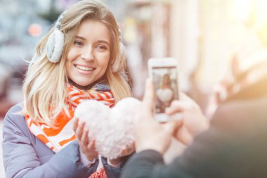 Genç güzel çift sokakta kışın eğleniyor. Sevgililer Günü'aşık Çift